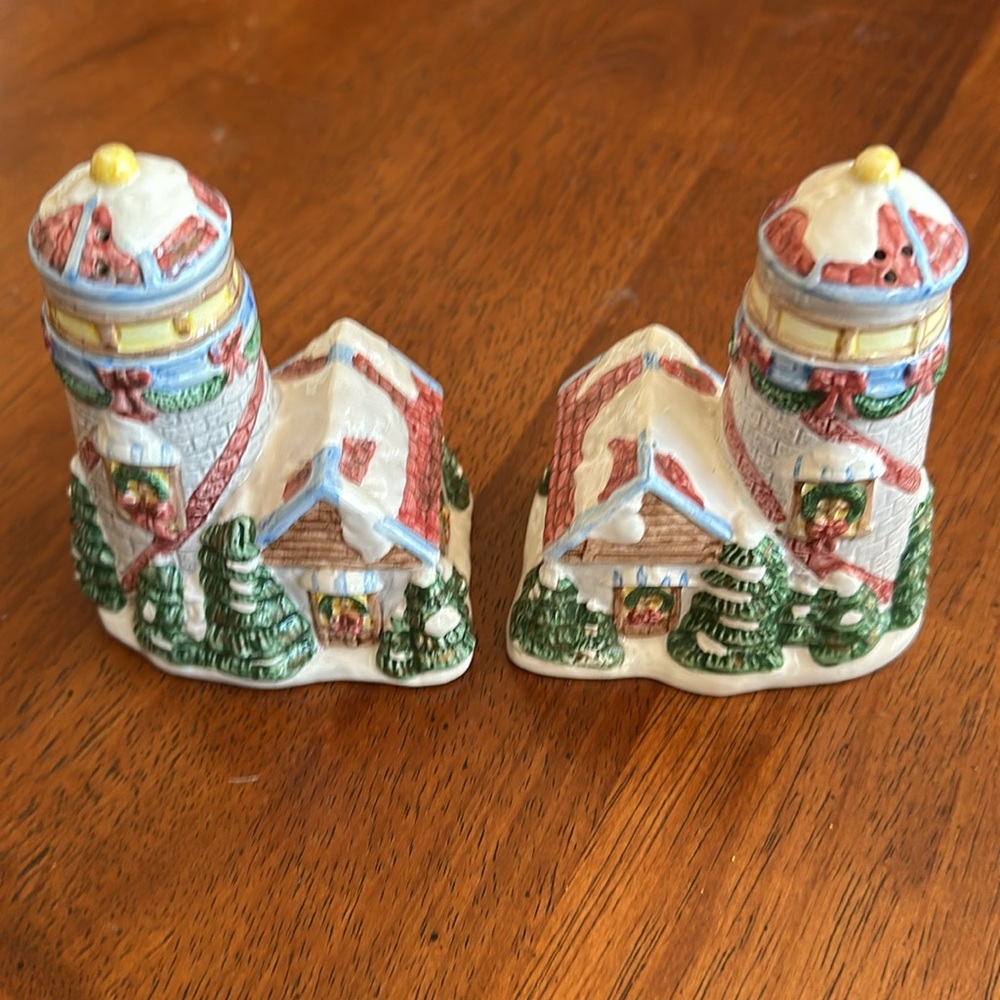 Ceramic Christmas Home and Lighthouse - Salt  and Pepper 🌶️ shakers